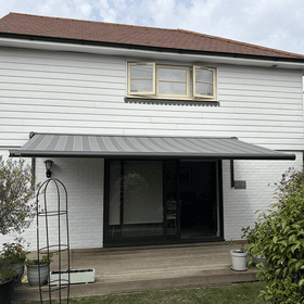Markilux MX-990 on gutter brackets